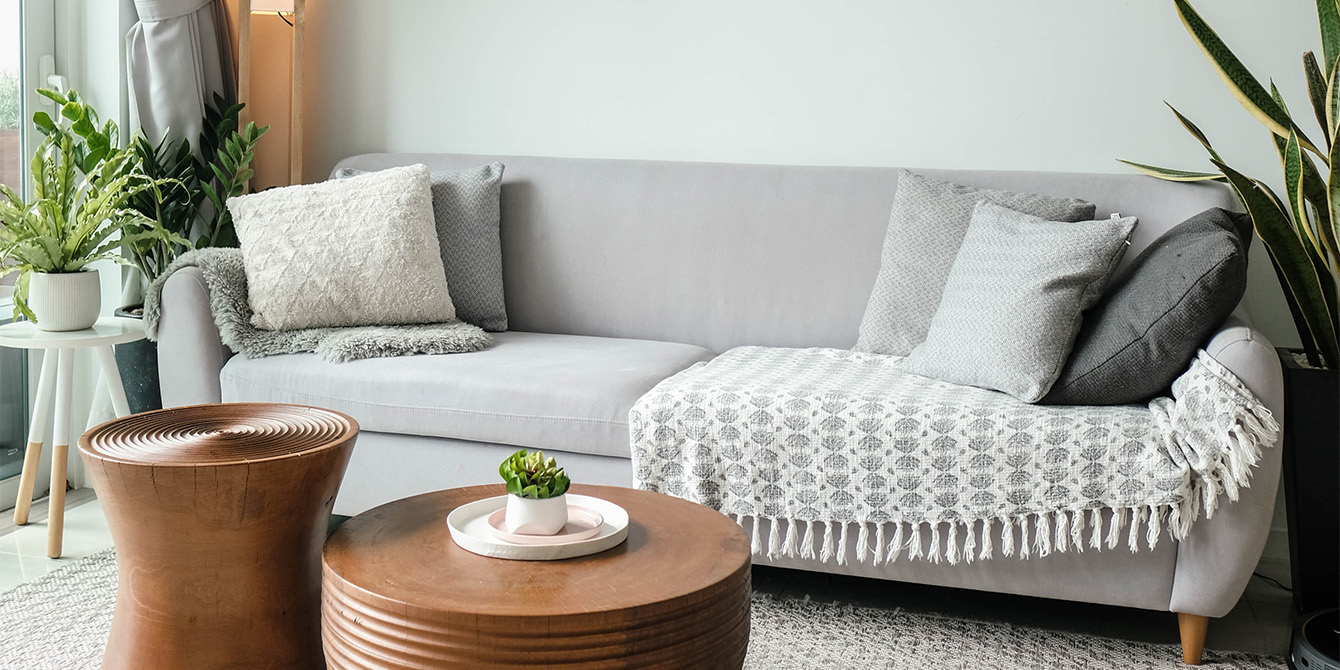 21 coussins tendances pour accessoiriser son fauteuil ou son canapé