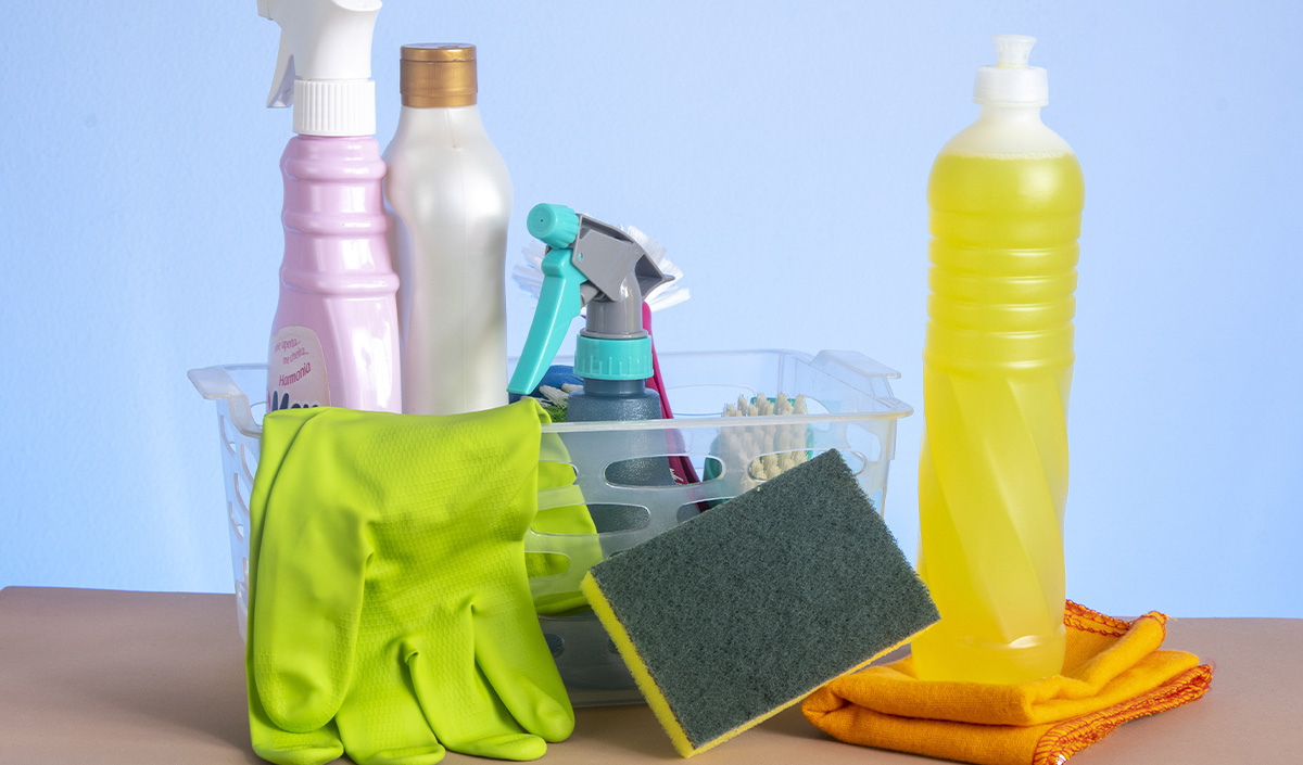 Utiliser le liquide vaisselle pour nettoyer sa table en stratifié