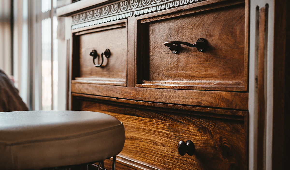 Réparer un meuble ancien : commode vintage