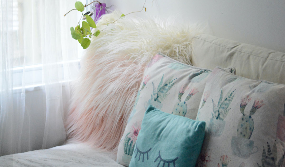 Coussin fausse fourrure : la tendance incontournable sur un fauteuil ou un canapé