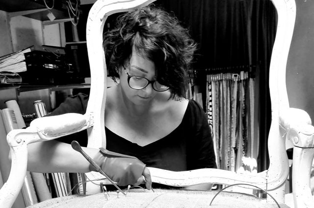 Recouvrir un fauteuil en tissu : les étapes de A à Z expliquées par un artisan tapissier !