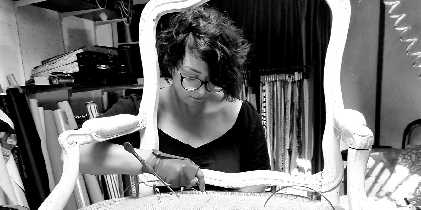 Recouvrir un fauteuil en tissu : toutes les étapes expliquées par une professionnelle