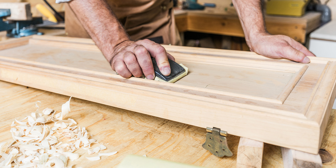 Réparation de meubles armoire en bois