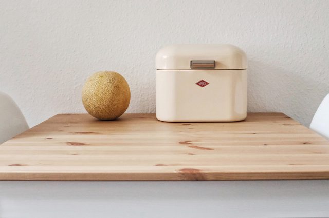 Comment enlever une tache sur une table en bois ?