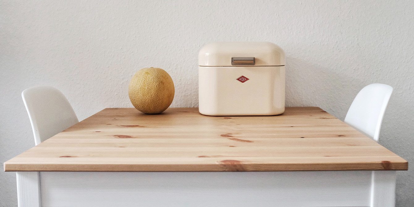 Tâche de pâte à bruler sur table basse en bois