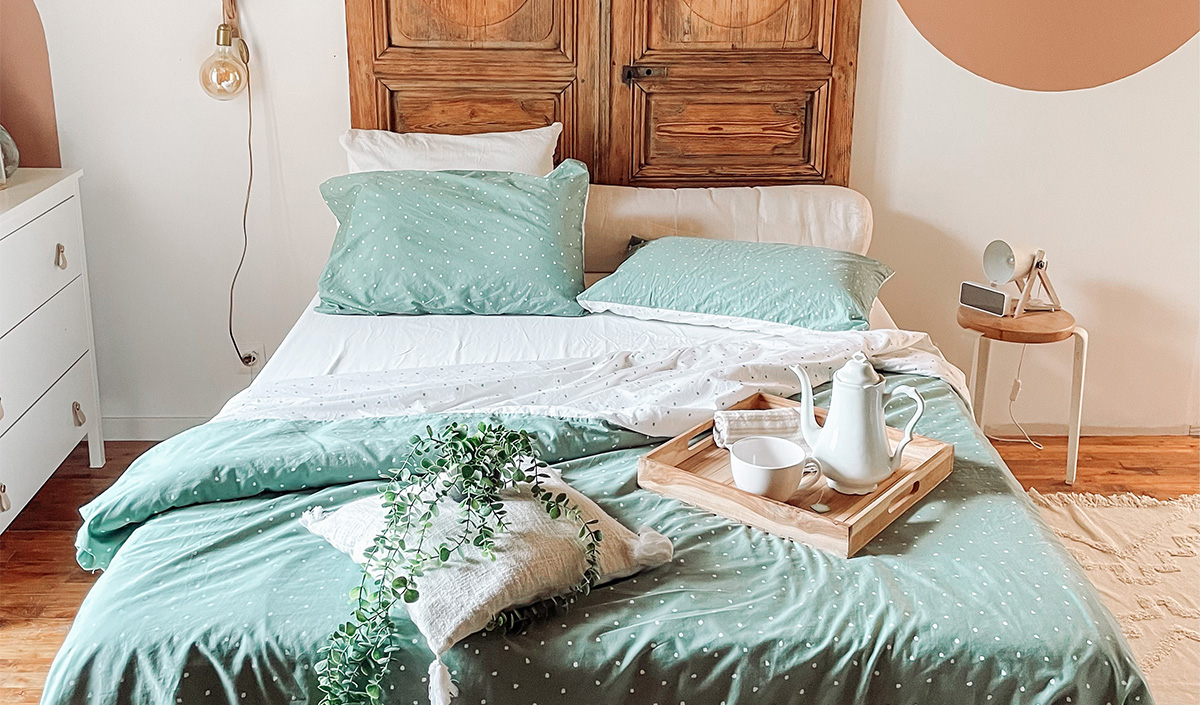 Décoration de chambre avec parure de lit bleu canard