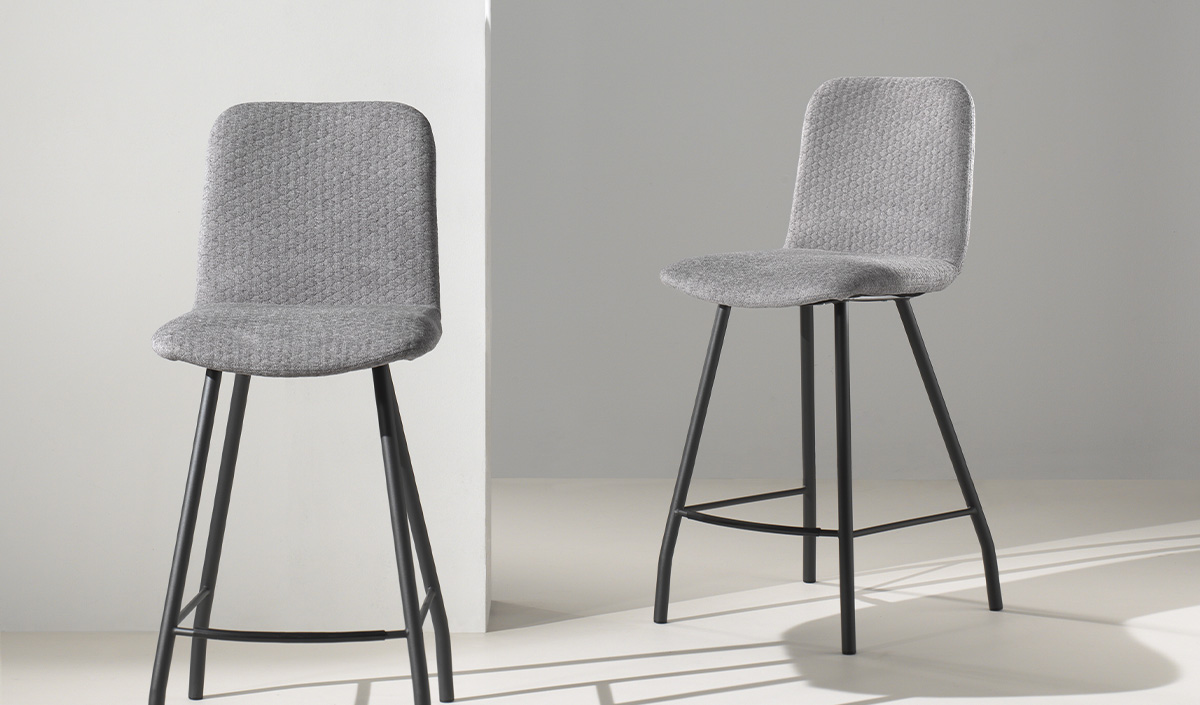 Comment recouvrir un tabouret haut en tissu ?