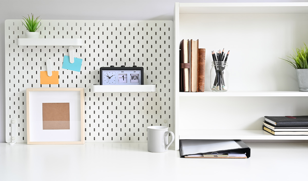 Rangement mural de bureau avec pegboard et étagères