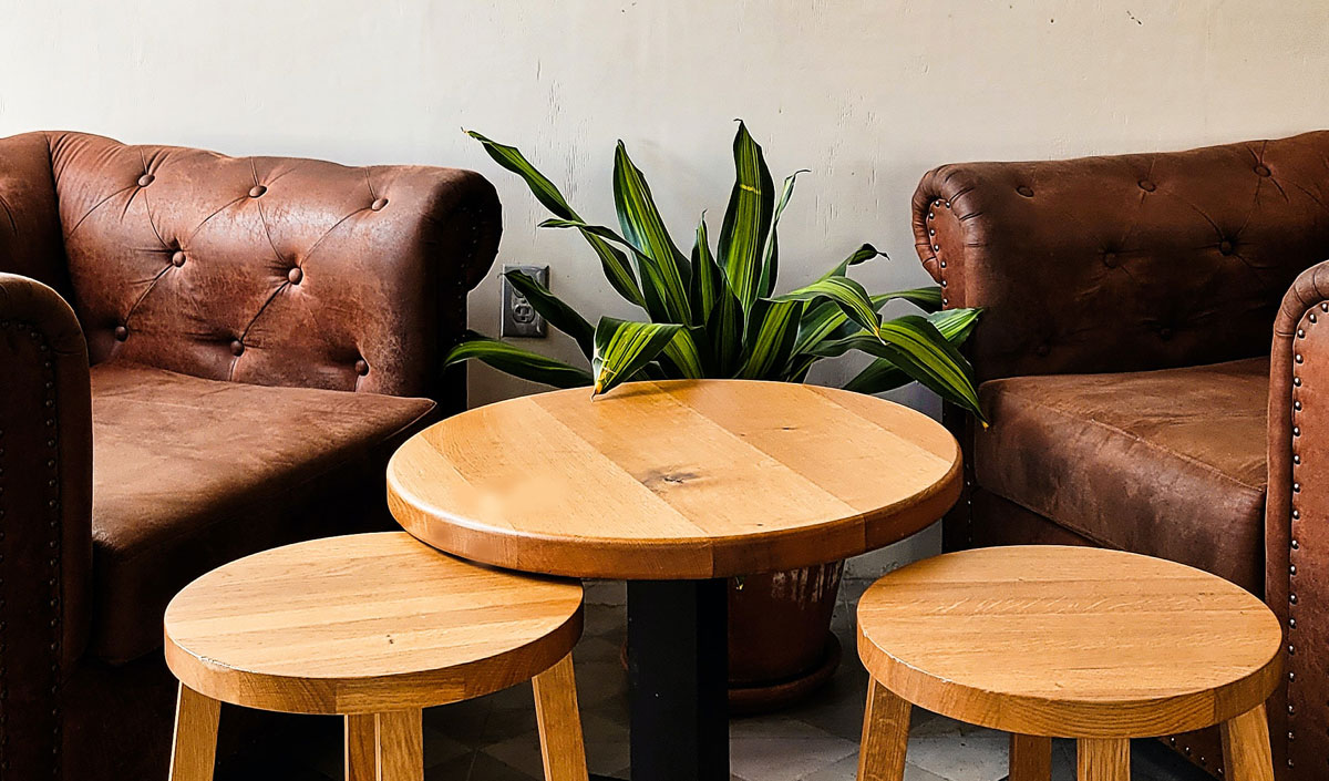 Un tabouret peut se transformer en table basse dans le salon