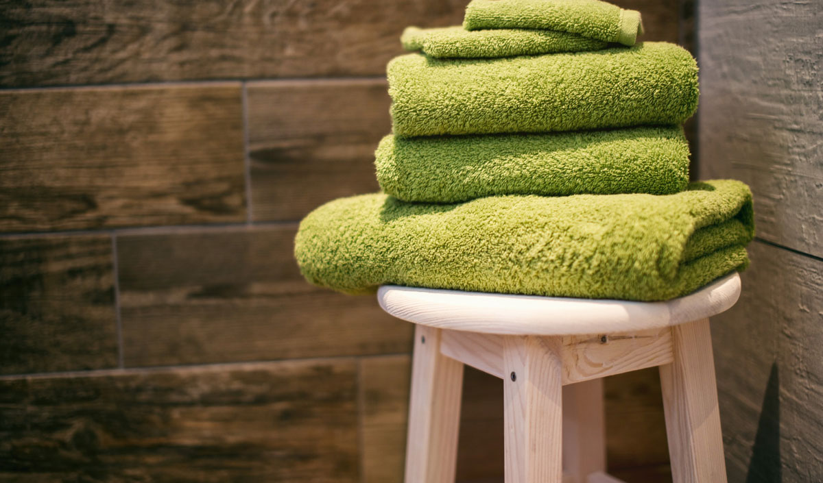 Le tabouret trouve sa place dans la salle de bain