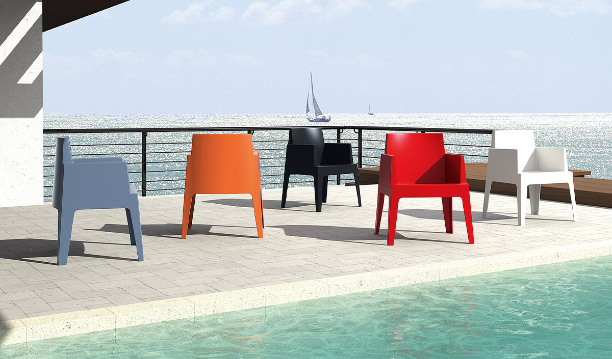 Mobilier coloré pour aménager les bords de la piscine 