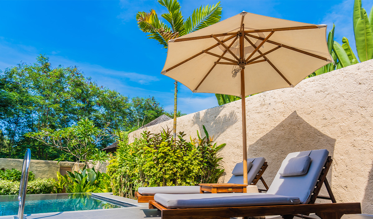 Installer un parasol près de la piscine