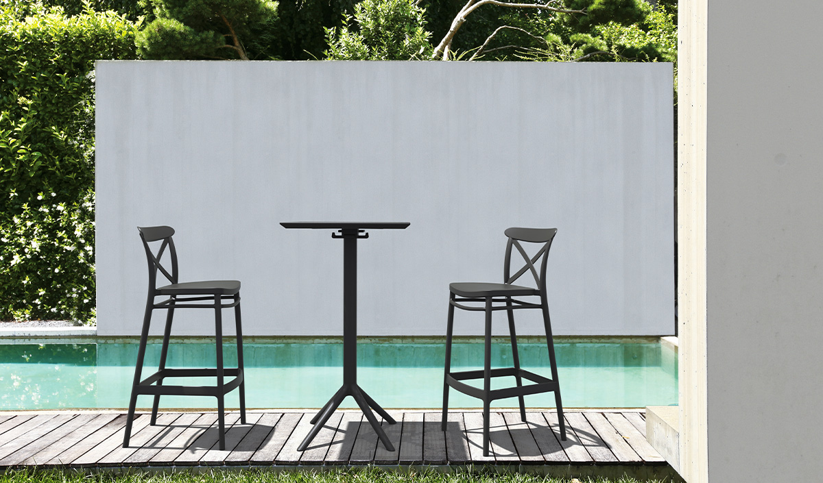 Tabouret de bar près de la piscine