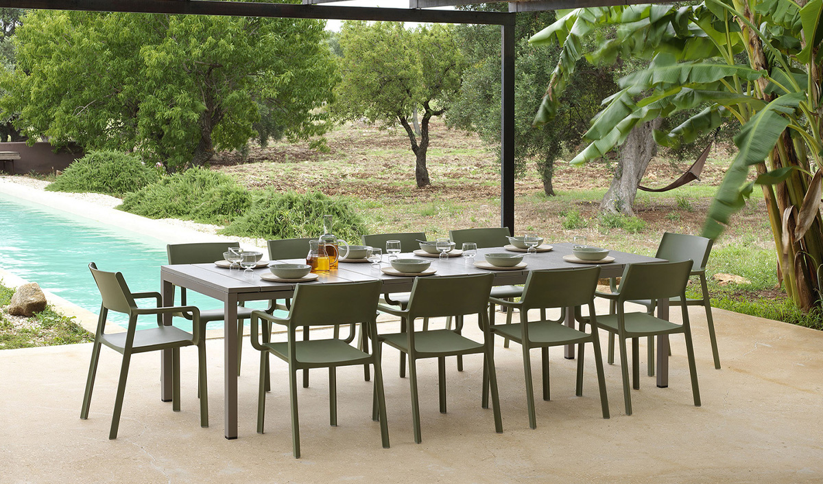 Décoration de jardin verte autour de la piscine