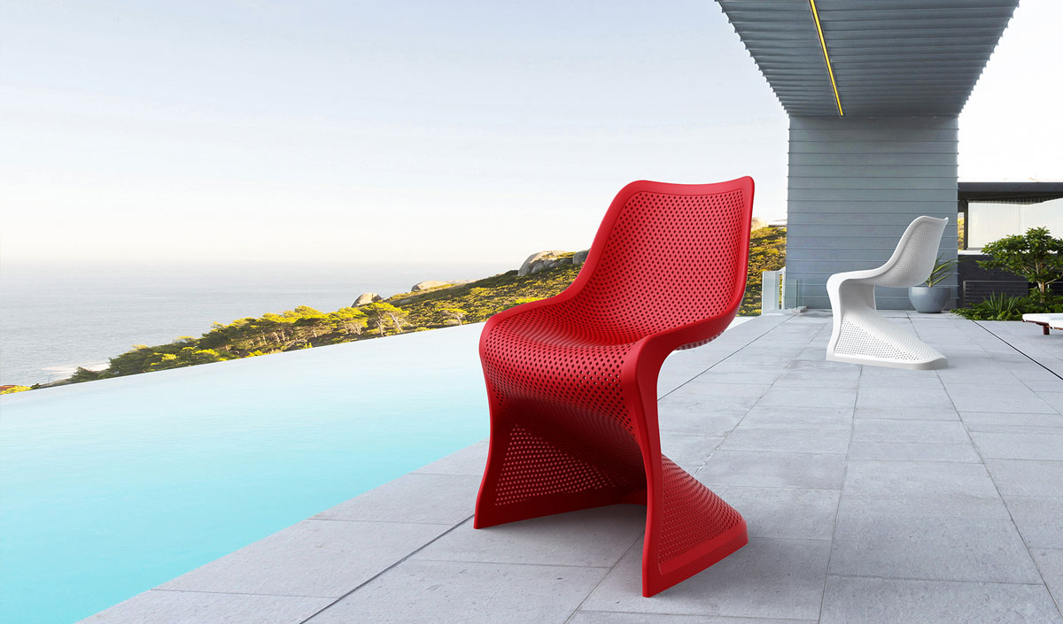 Chaise de jardin design aux abords de la piscine