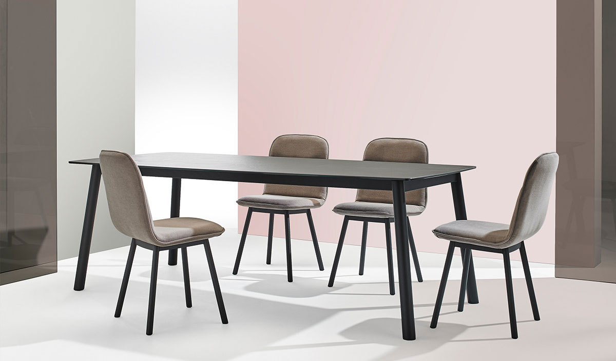 Table et chaises issues du design espagnol