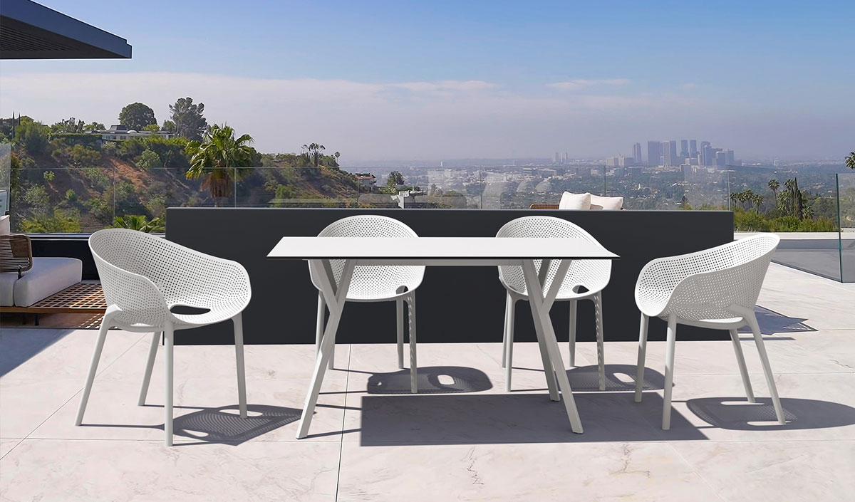 Table de jardin design avec fauteuils blancs