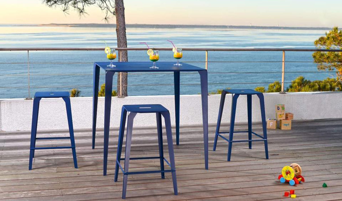 Table de jardin en métal bleu sur une terrasse