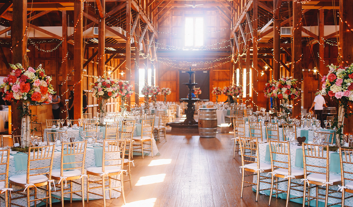 Déco table de mariage dans une grange 