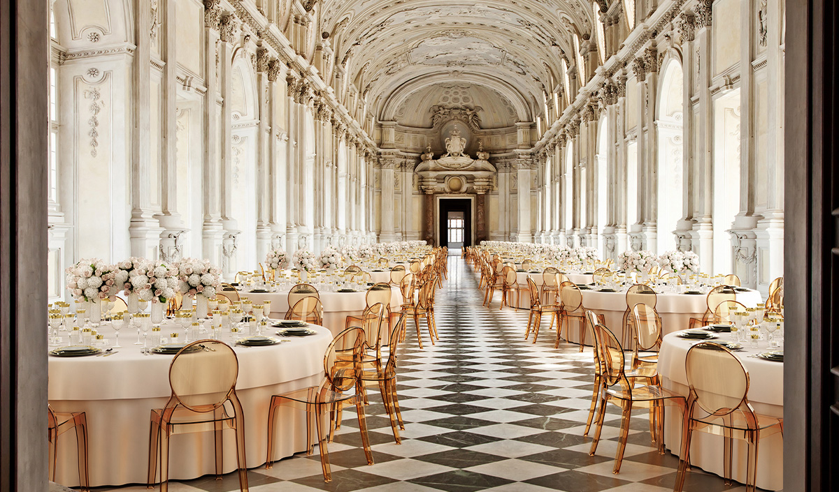 Idée déco table de mariage avec chaises en polycarbonate