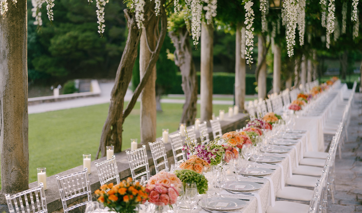 Inspirations déco fleurs suspendues pour table de mariage 