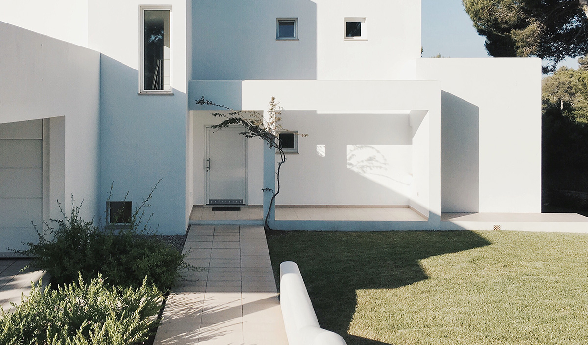 Aménager le jardin devant la maison avec une allée de jardin 