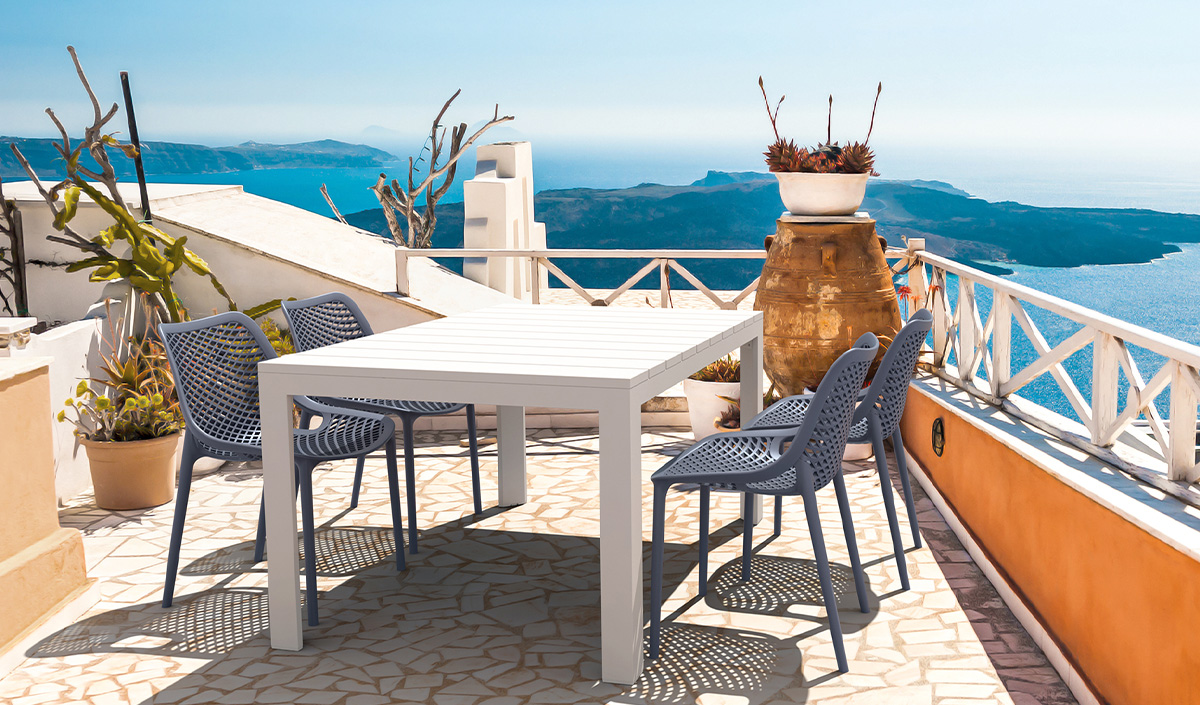 Table et chaises de jardin en polypropylène qui résiste aux intempéries