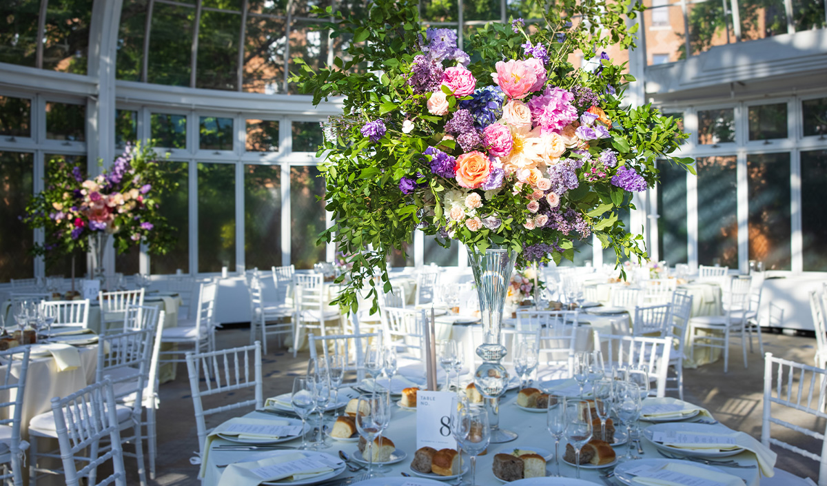 Bouquet de fleurs pour une table de mariage romantique