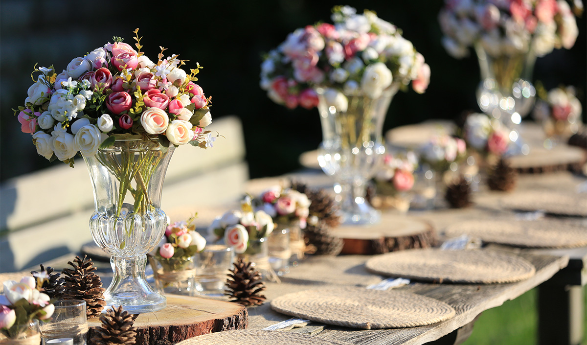 Bouquet de fleurs champêtre pour réception de mariage 