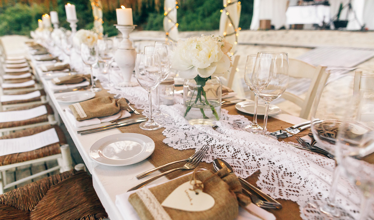 Idée de marque-place en toile de jute pour décorer une table de mariage champêtre