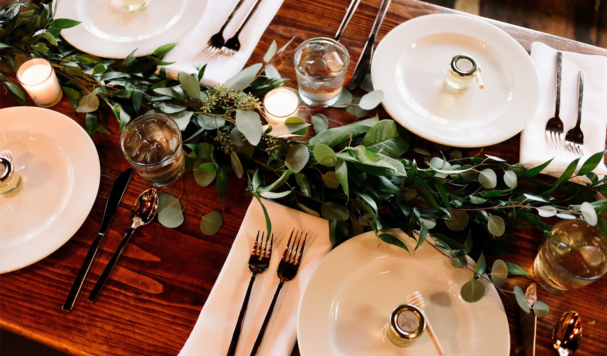 Table en bois massif pour mariage champêtre