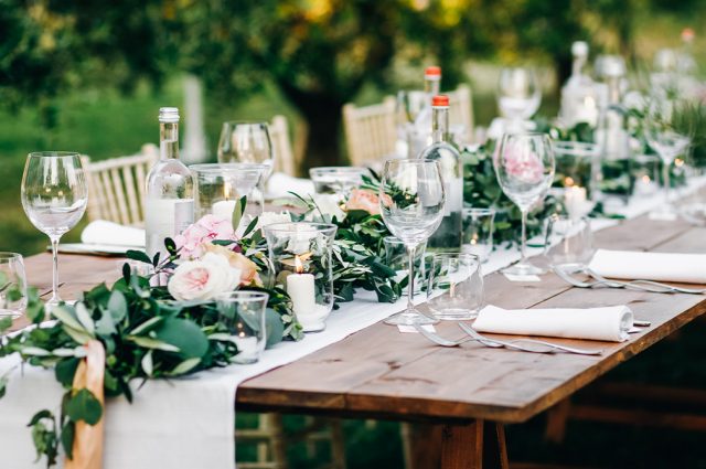 Comment décorer une table de mariage champêtre ?