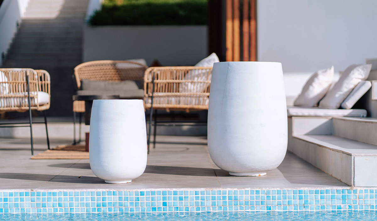 Visite déco : terrasse en face de la piscine de style ethnique chic 