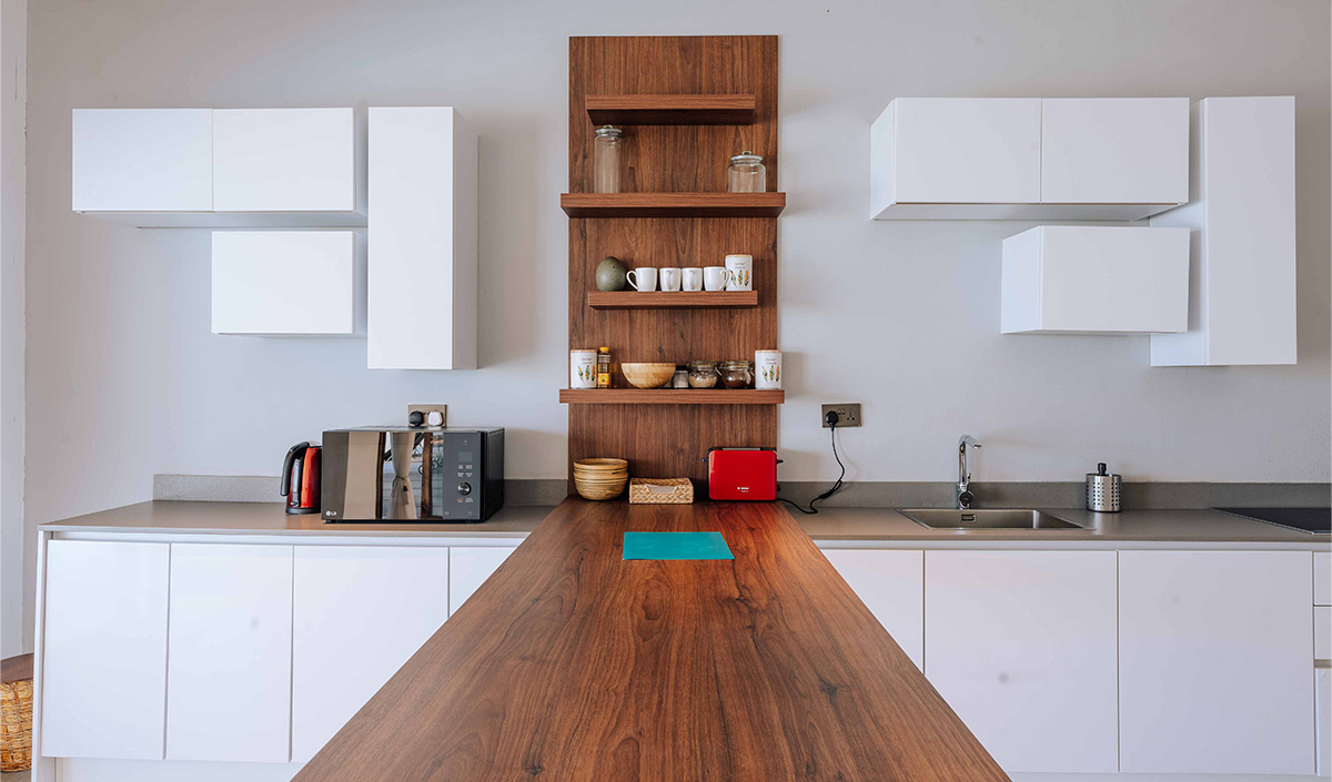 Déco cuisine moderne blanc et bois 