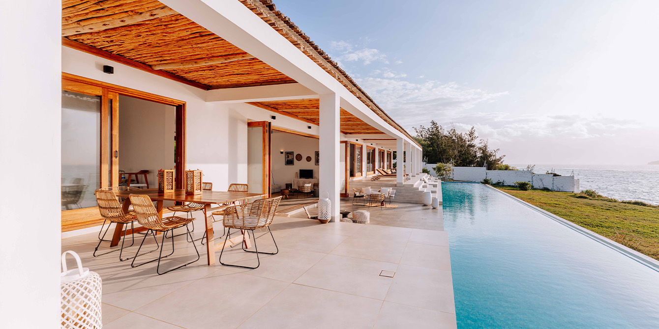 Visite déco : découverte d'une magnifique maison au bord de l'eau à Zanzibar