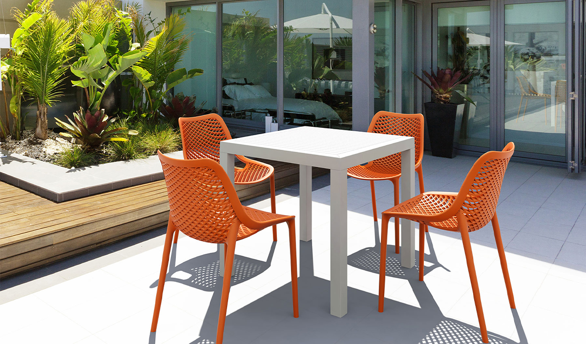 Table de jardin carrée avec 4 chaises de jardin en plastique orange pour petit salon de jardin