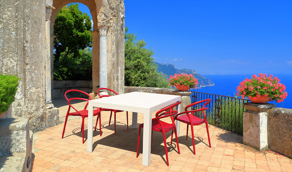 Choisir une chaise de jardin rouge pour un salon de jardin pétillant. 