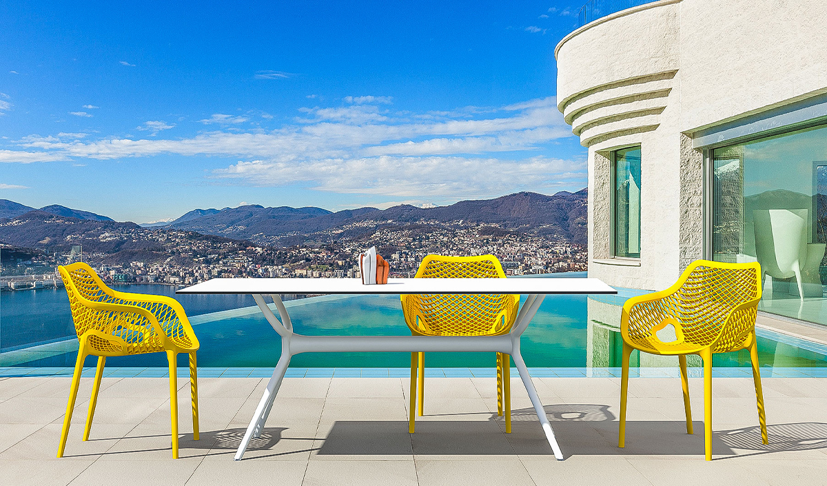 Ensemble table de jardin et chaises jaunes pour l'été 