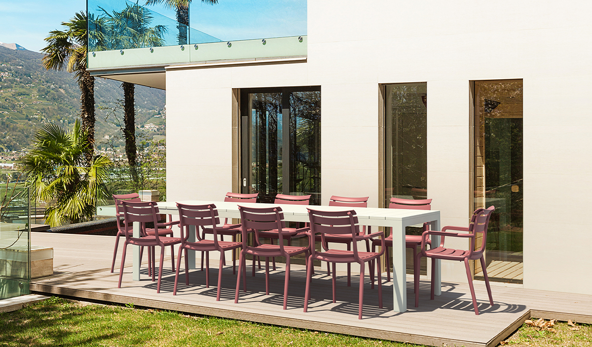 Salon de jardin table blache et chaise de jardin rose style bistrot 