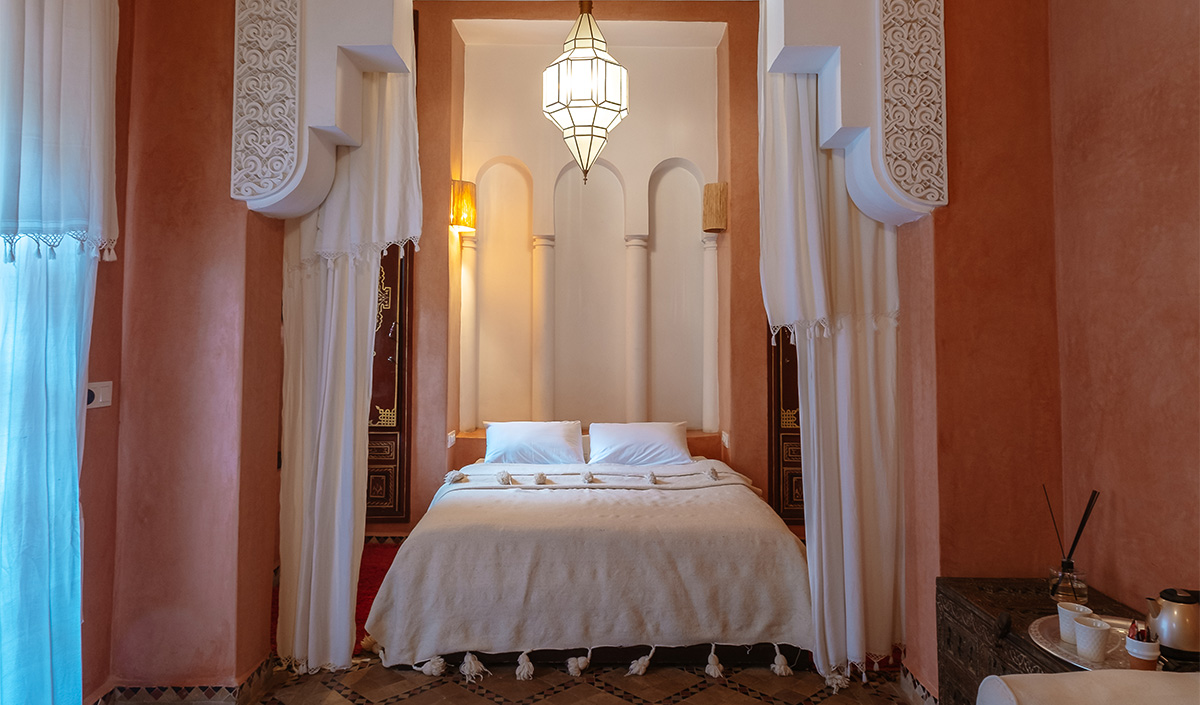 Décoration de chambre orientale dans un riad au Maroc à Marrakech