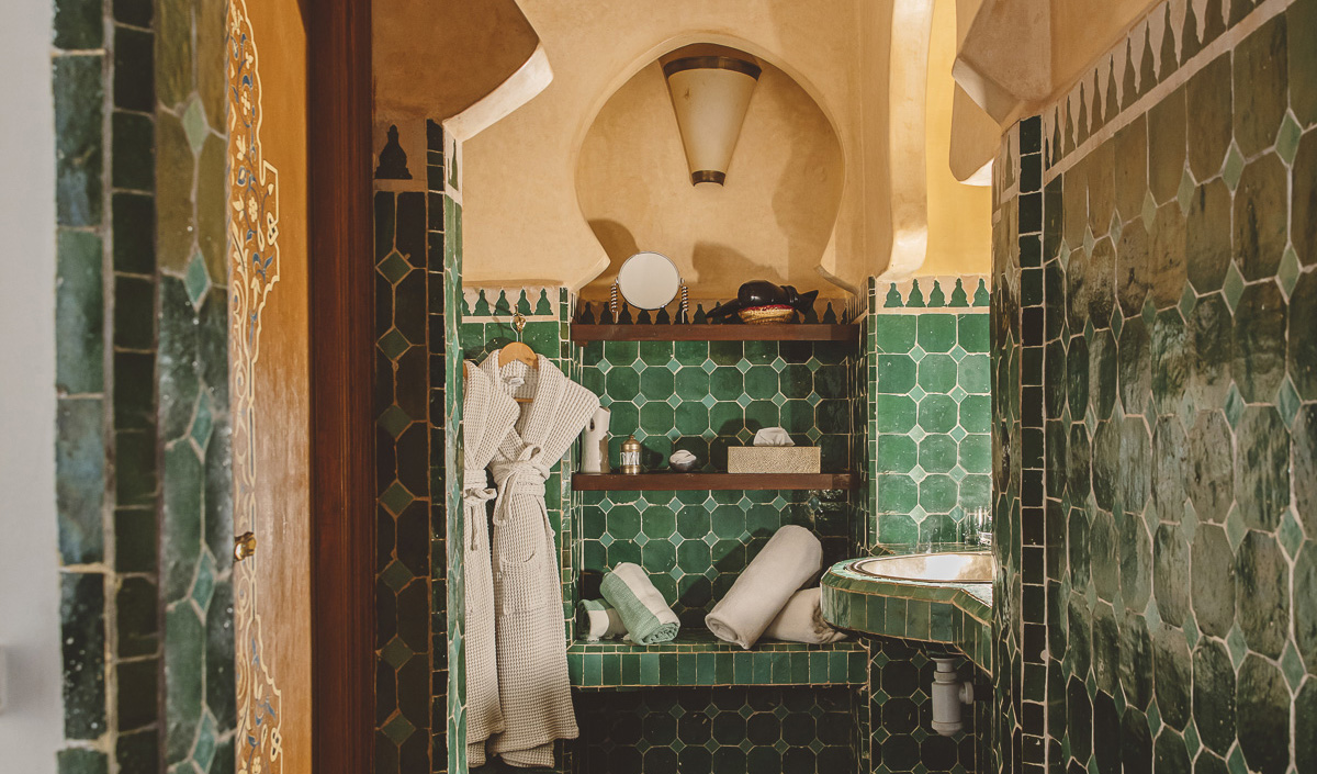 Visite déco : salle de bain d'un riad typique marocain à Marrakech