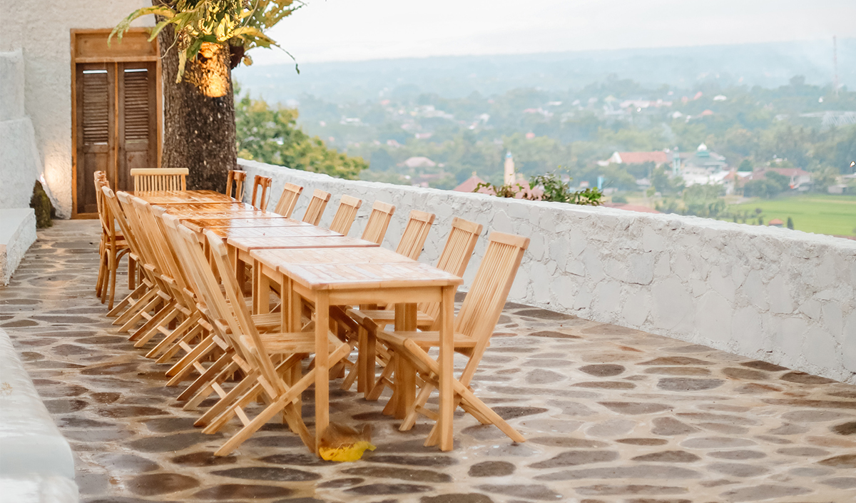 Chaise de jardin en bois exotique sur une terrasse