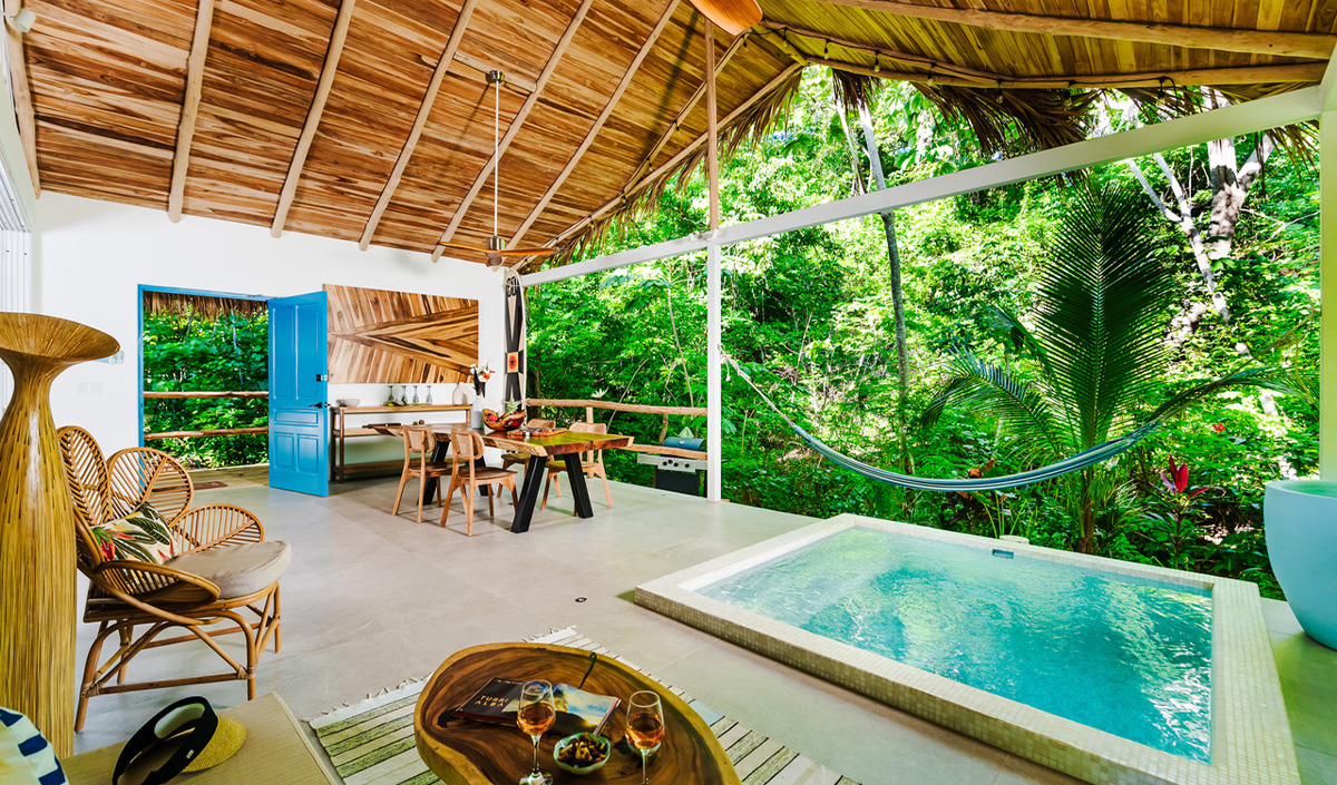 Visite déco d'une maison de vacances au Costa Rica avec piscine intérieure et hamac