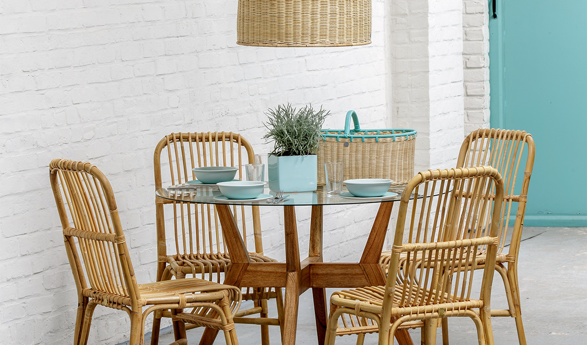 Ensemble table et chaises en rotin naturel pour déco animaux dans le séjour