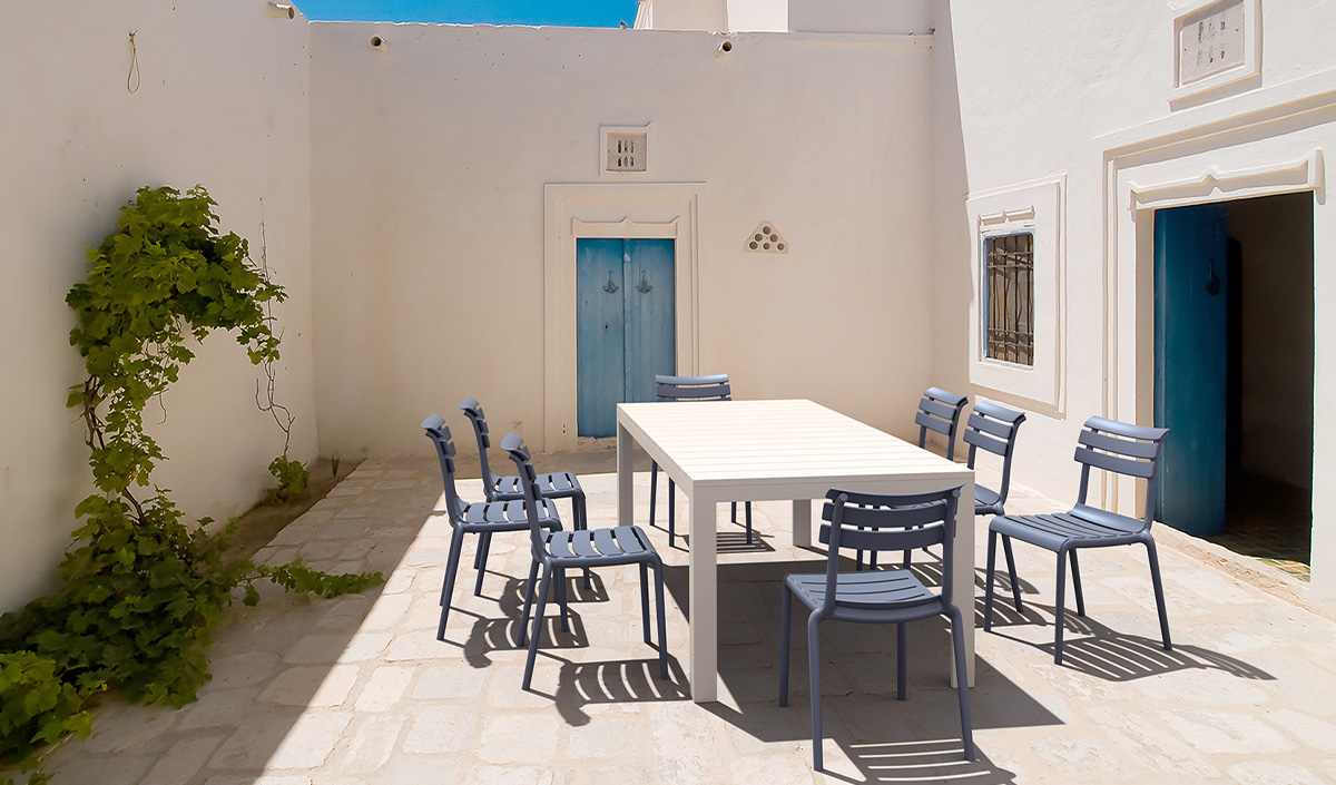 Salon de jardin avec chaises d'extérieur bleues