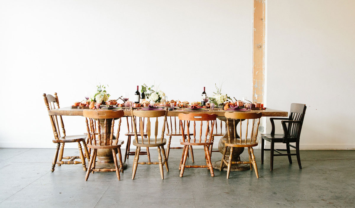 Chaises dépareillées en bois vintage pour un mix and match tendance