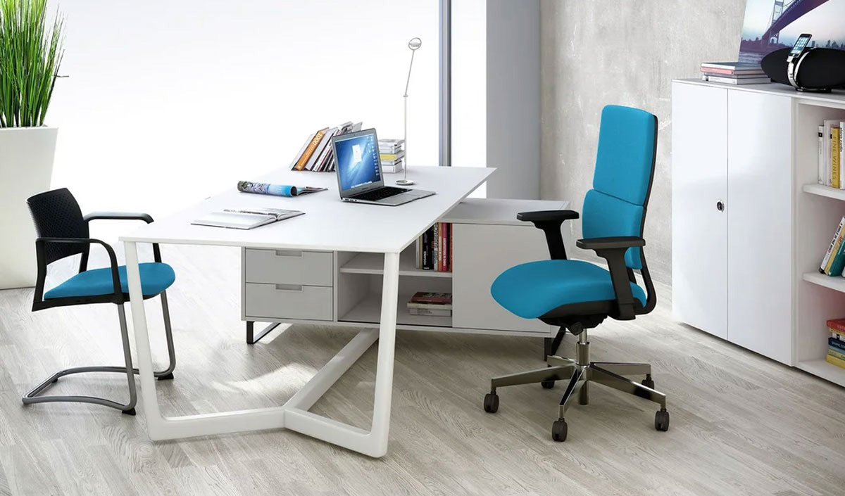 Chaise de bureau bleu en tissu