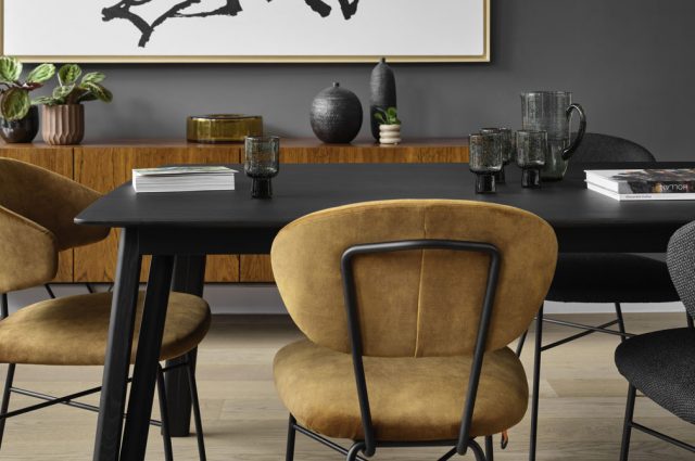 Chaises dépareillées : nos conseils déco pour les associer sans fausse note !