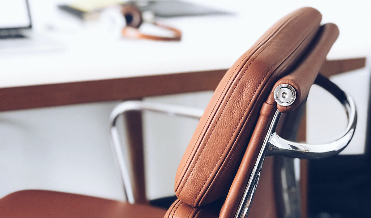 Chaise de bureau en cuir ou en tissu : laquelle choisir ? 4 Pieds déco