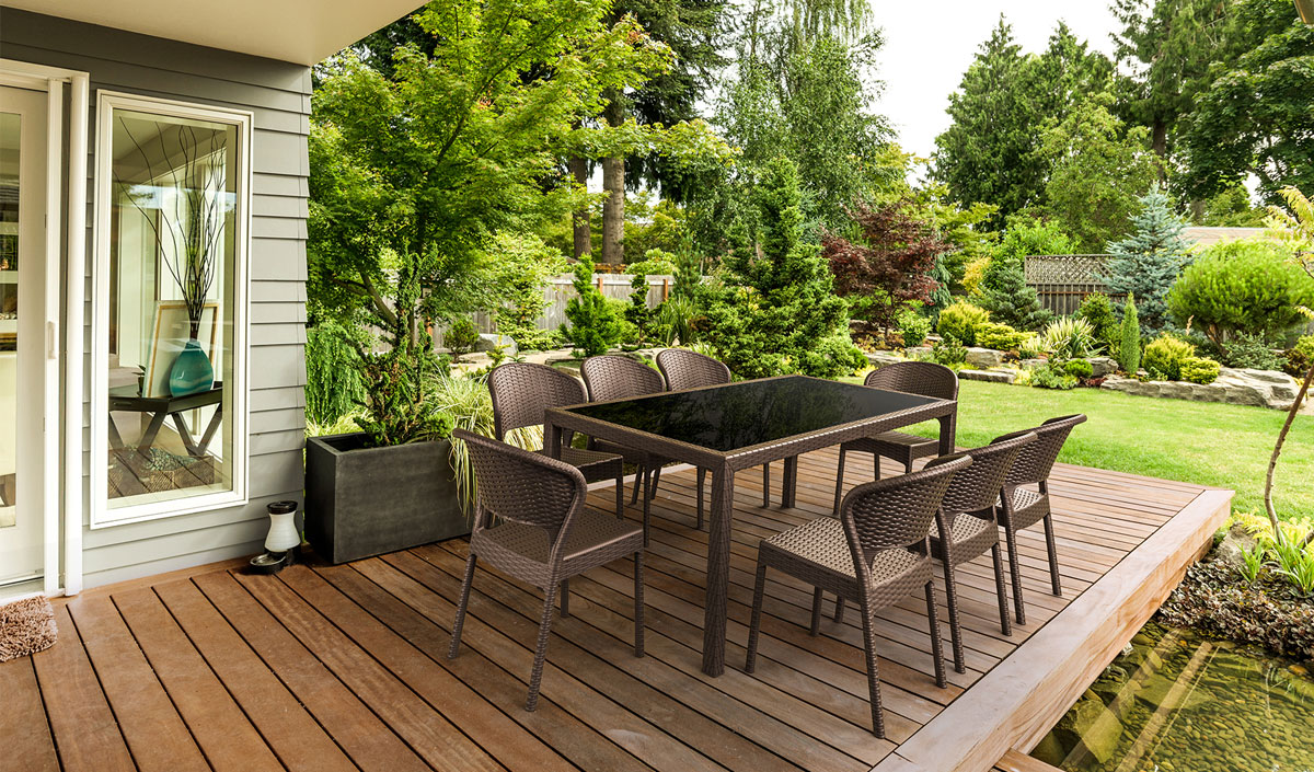 Table de jardin en verre sur une terrasse